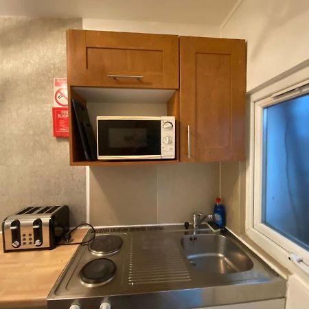 Appartamento F1-Basement Studio Fits 3 Near Paddington Londra Esterno foto