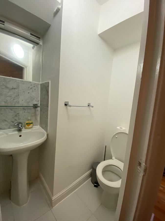 Appartamento F1-Basement Studio Fits 3 Near Paddington Londra Esterno foto