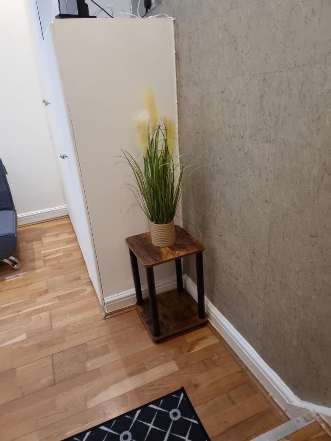 Appartamento F1-Basement Studio Fits 3 Near Paddington Londra Esterno foto